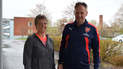 Lenita lundström och Bosse Ahlgren i sportiga kläder utanför Kemitrahuset i Kimito centrum.