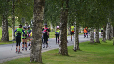 Juniorer vid Norrvalla åker iväg på träningspass på rullskidor.