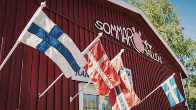 Sommaröhallen ja Pohjoismaiden maitten lippuja.