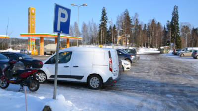 ABC-stationens parkeringsplats i Gammelby i Lovisa.