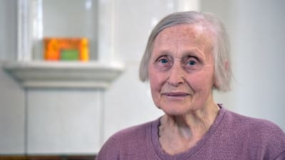 äldre kvinna med grått häär