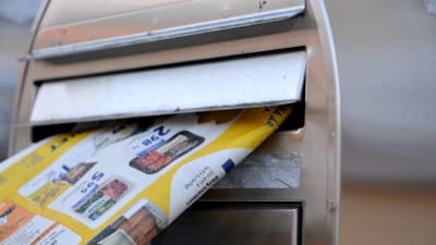Tidning sticker ut från postlåda