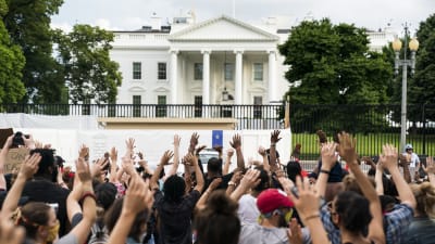 Människor demonstrerar utanför Vita huset i Washington.