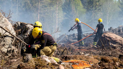 Markbrandsbekämpning pågår.