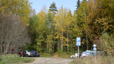 Parkeringsplats vid Västervägen invid Sibbo storskog (Obs! Inte Byabäckens parkeringsplats)