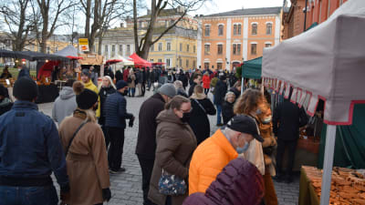 Folk besöker Åbos julmarknad på Gamla stortorget.