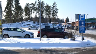 Parkeringplats vid ABC i Gammelby i Lovisa.