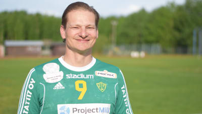 Pelle Broman, engagerad handbollspappa  och -tränare vid sportplan i Sjundeå