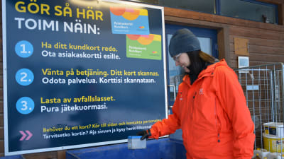 Nina Lindman på Stormossens återvinningsstation.