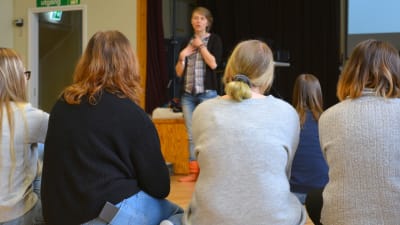 Virve Savoila föreläser i Lovisa gymnasium.