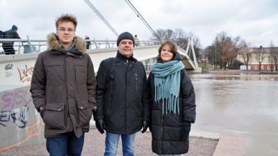 Två män och en kvinna vid gångbron i Borgå.