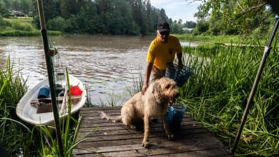 Mats Lönnfors med hunden Bamse på en liken brygga.
