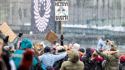 Demonstranter på Medborgartorget i Helsingfors 20.3.2021.