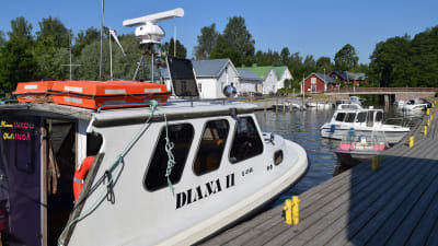 Taxibåten Diana II i Ingå småbåtshamn.