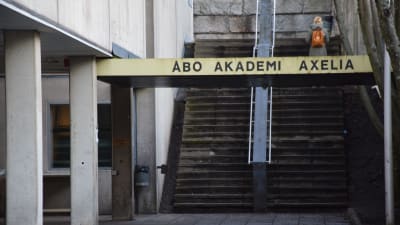 Ingången till byggnaden Axelia på Åbo Akademis campus i Åbo.