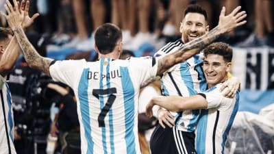Lionel Messi och Julian Alvarez firar mål.