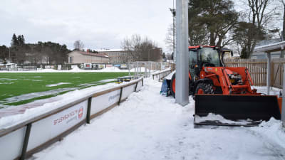 Centrumplan i Ekenäs den 5 mars 2018 kvart över två på eftermiddagen. Litet grön konstgräsplan, men ännu är det snö kvar.