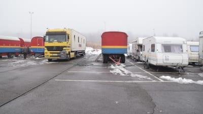 Sirkus Finlandias cirkusartister bor i olika vagnar, en del är vanliga vita husvagnar, andra är cirkusens gamla röd-vit-gula vagnar.