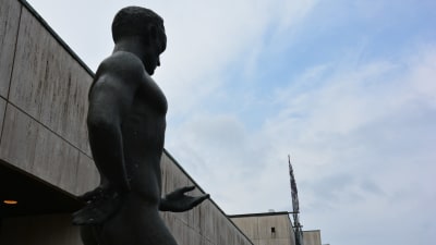 Närbild på staty på en man som sträcker ut handen, utanför Wäinö Aaltonens museum.