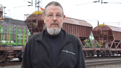 Pertti Sundqvist framför tågvagnar.