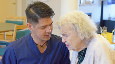 Kim Malag är filippinsk sjukskötare vid Attendos vårdhem i Uppsala, där Gerd Jansson får äldreomsorg. Kim kompletterar sin filippinska utbildning för att få yrkesrättigheter i Sverige. 
