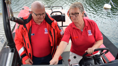 Susanne Piekkala och Petri Heikkilä sitter på förarbänkarna till räddningsbåten.