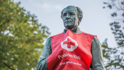 Runebergsstatyn i Borgå iklädd Röda korsets väst