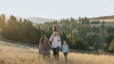 Tiffany Williams med sin familj i Montana. Hon jobbar för strängare vapenlagar i delstaten.
