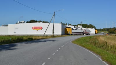 Byggnad där Boströms bageri i Pedersöre finns, en långtradare kör ut på vägen