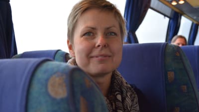 Kvinna på buss. 