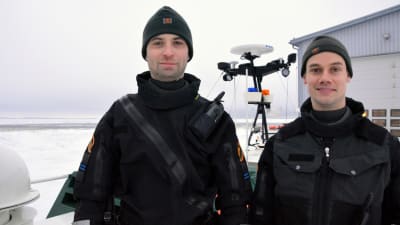 Äldre sjöbevakarna Rasmus Vikström och Markus Nyholm på Vallgrund sjöbevakningsstation.