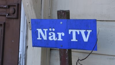En blå skylt med texten När TV.