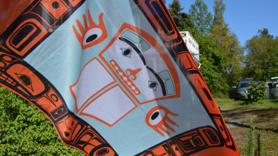 Klanflagga med tsimshianfigur.