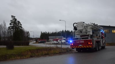 Brandbil vid en vägkorsning