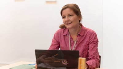 Riika Leppinen som jobbar på Luckan sitter vid en dator