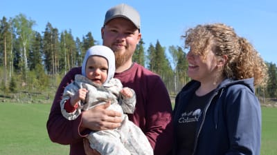 Rasmus och Eva-Linn Sahl poserar med sin dotter.