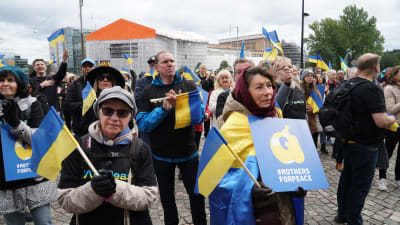 Rauhantapahtumaan osallistujia eduskuntatalon edessä.