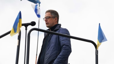 Antti Kuronen som håller tal.