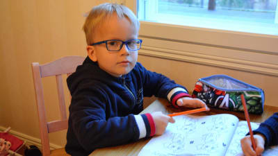 Sexåriga Albin Backman på Vessö, Borgå.
