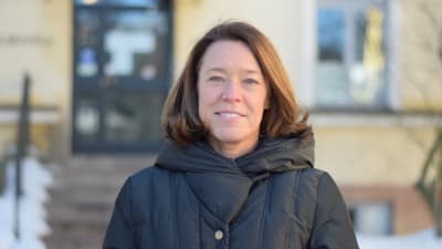 professor Åsa von Schoultz på vintern utanför Statsvetenskapliga fakulteten i Helsingfors.