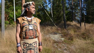 Man i Tsimshianfolkets dräkt.