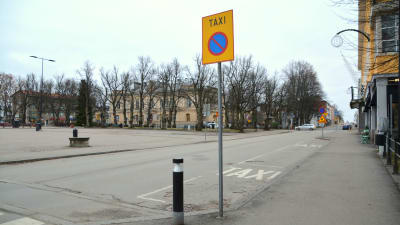 En taxistolpe vid sidan av en gata. 