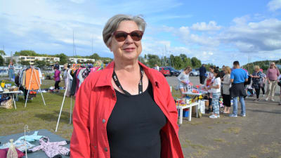 En kvinna på en loppmarknad.