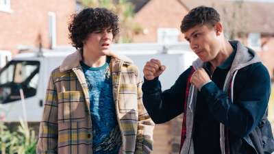 Jack (Dylan Llewellyn) ser bekymrad ut, bredvid honom står Danny (Jon Pointing ) och boxas i luften.