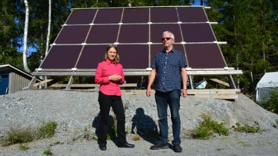 Anne Antman från Natur & Miljö och Tore Weijola framför Weijolas solpaneler.