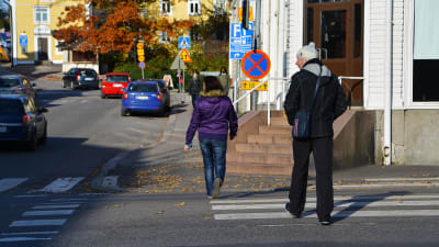 Människor som går över skyddsvägen i Borgå centrum.