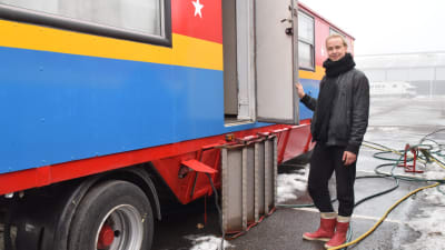 Cirkusartisten Armas Lintusaari utanför sin vagn där han bor under Sirkus Finlandias turné 2018.