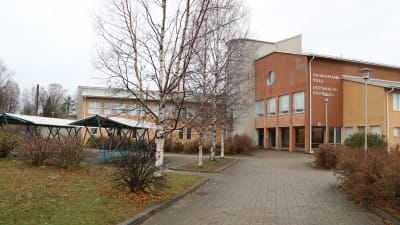 En skolbyggnad i Kristinestad.