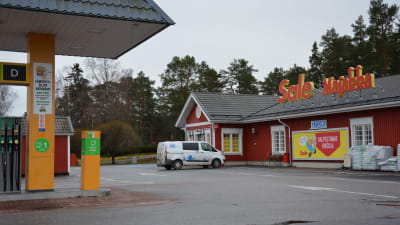 Den rödmålade Sale Majakka-butiken i Gustavs med bensinstation framför.
