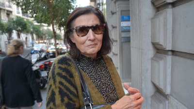 Elvira Carreras utanför en byggnad i Barcelona